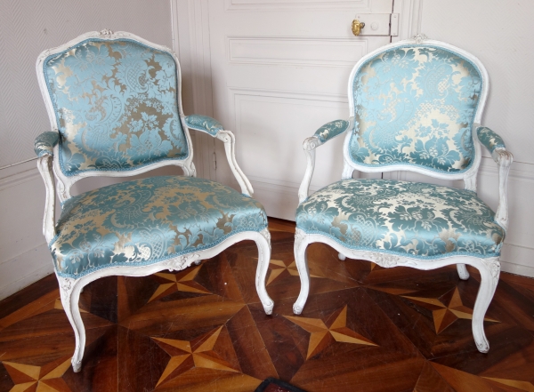 Jacques Fligny : fauteuil à la Reine d'époque Louis XV - brocatelle de soie bleue - estampille