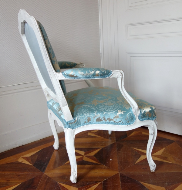 Jacques Fligny : fauteuil à la Reine d'époque Louis XV - brocatelle de soie bleue - estampille