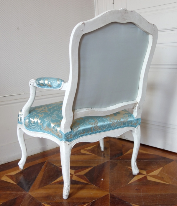 Jacques Fligny : fauteuil à la Reine d'époque Louis XV - brocatelle de soie bleue - estampille