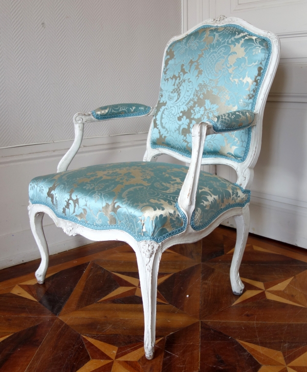 Jacques Fligny : fauteuil à la Reine d'époque Louis XV - brocatelle de soie bleue - estampille