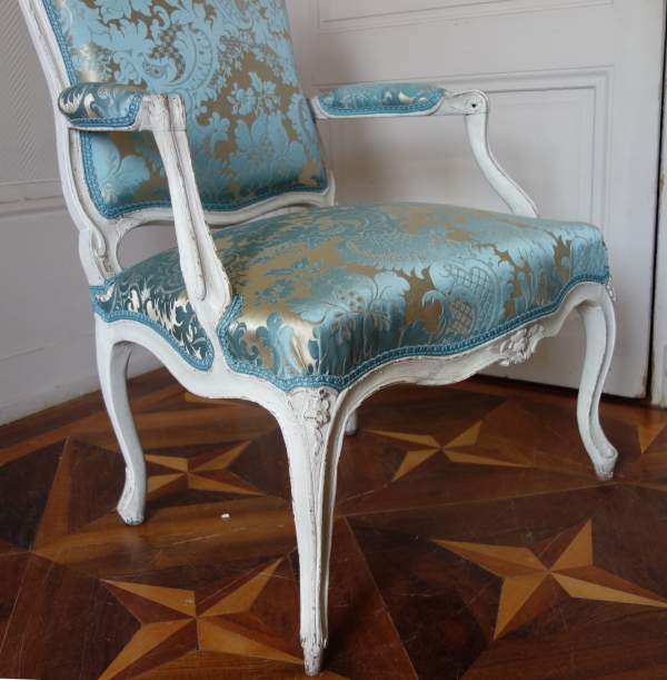 Jacques Fligny : fauteuil à la Reine d'époque Louis XV - brocatelle de soie bleue - estampille