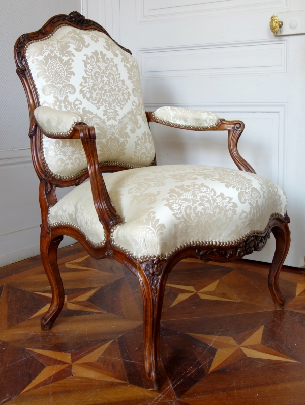 Fauteuil à la Reine d'époque Louis XV attribué à Pierre Nogaret