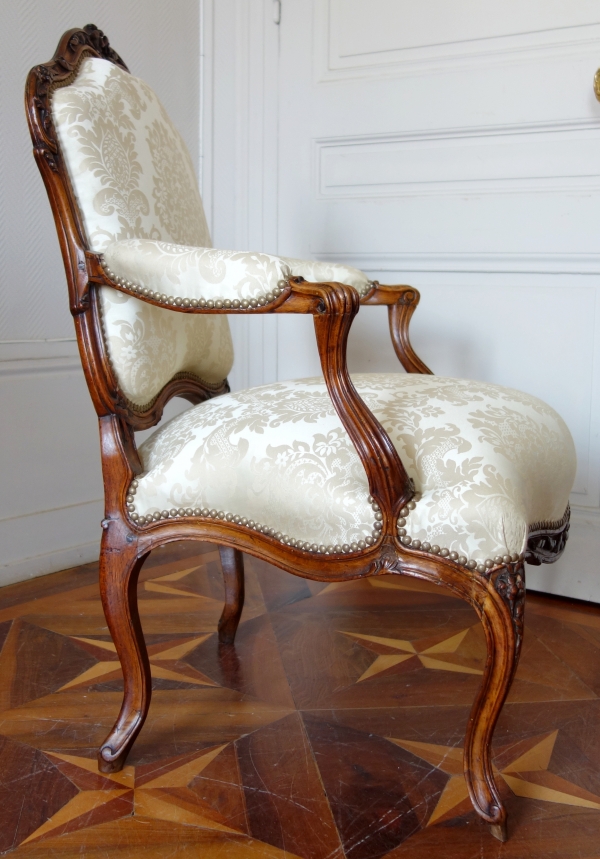 Fauteuil à la Reine d'époque Louis XV attribué à Pierre Nogaret