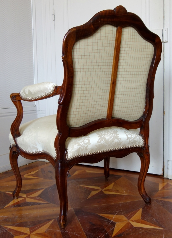 Fauteuil à la Reine d'époque Louis XV attribué à Pierre Nogaret