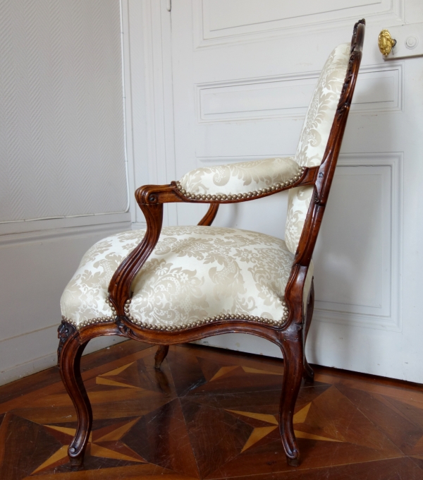 Fauteuil à la Reine d'époque Louis XV attribué à Pierre Nogaret