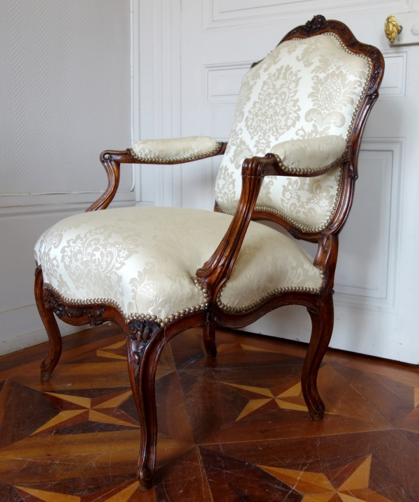 Fauteuil à la Reine d'époque Louis XV attribué à Pierre Nogaret