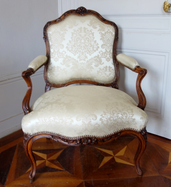 Fauteuil à la Reine d'époque Louis XV attribué à Pierre Nogaret