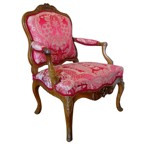 Fauteuil à la Reine d'époque Louis XV en noyer - travail Lyonnais attribué à Pierre Nogaret