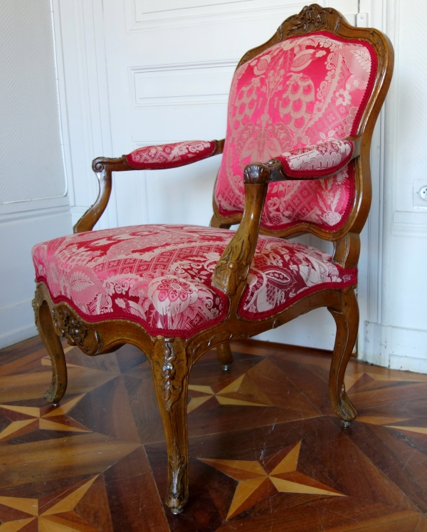 Fauteuil à la Reine d'époque Louis XV en noyer - travail Lyonnais attribué à Pierre Nogaret