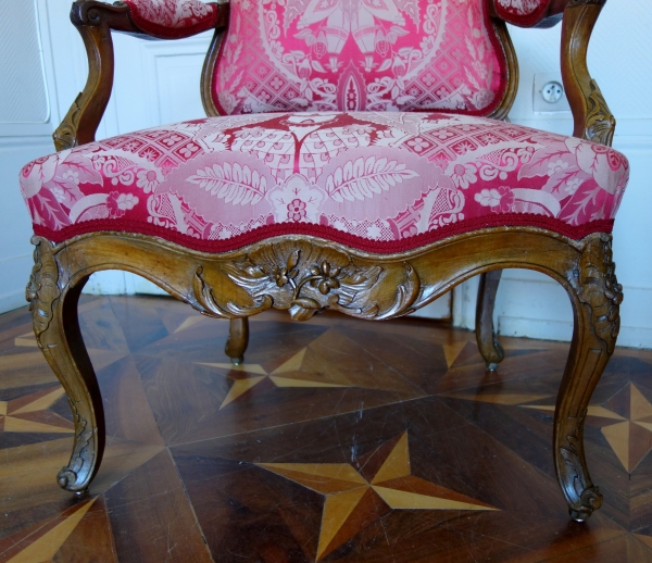 Fauteuil à la Reine d'époque Louis XV en noyer - travail Lyonnais attribué à Pierre Nogaret