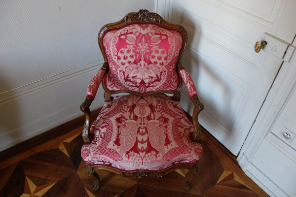 Fauteuil à la Reine d'époque Louis XV en noyer - travail Lyonnais attribué à Pierre Nogaret