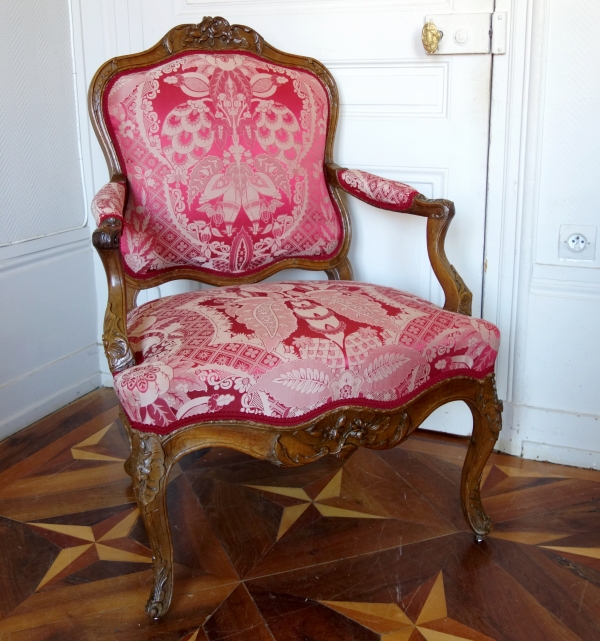 Fauteuil à la Reine d'époque Louis XV en noyer - travail Lyonnais attribué à Pierre Nogaret