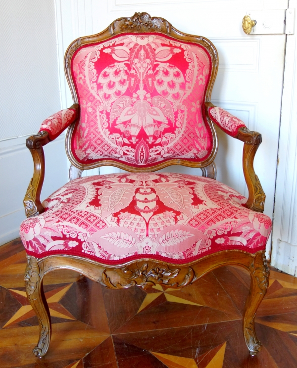 Fauteuil à la Reine d'époque Louis XV en noyer - travail Lyonnais attribué à Pierre Nogaret