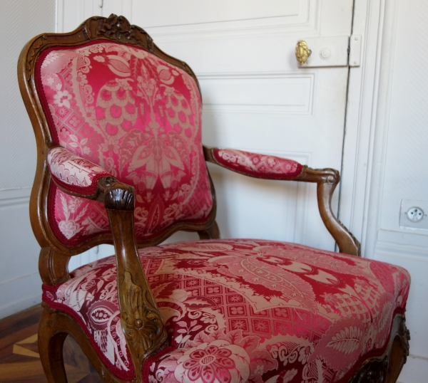 Fauteuil à la Reine d'époque Louis XV en noyer - travail Lyonnais attribué à Pierre Nogaret