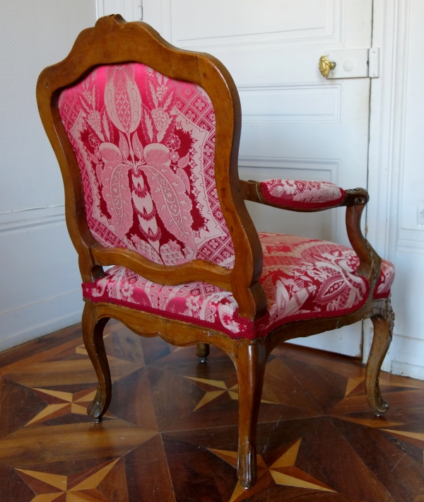 Fauteuil à la Reine d'époque Louis XV en noyer - travail Lyonnais attribué à Pierre Nogaret