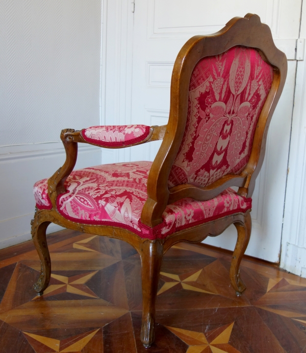 Fauteuil à la Reine d'époque Louis XV en noyer - travail Lyonnais attribué à Pierre Nogaret