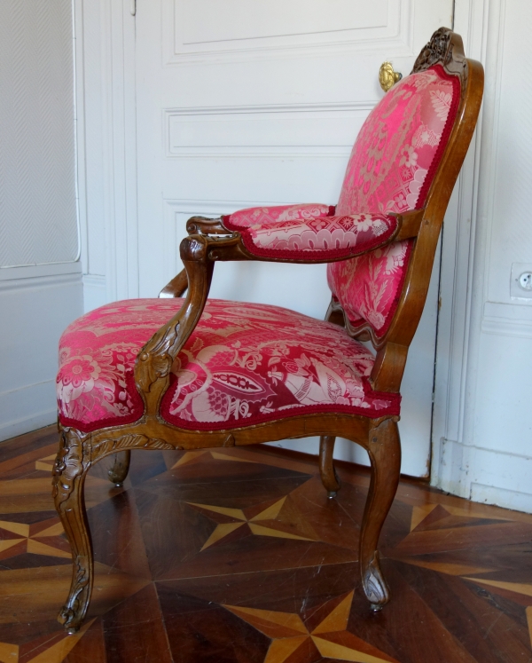 Fauteuil à la Reine d'époque Louis XV en noyer - travail Lyonnais attribué à Pierre Nogaret