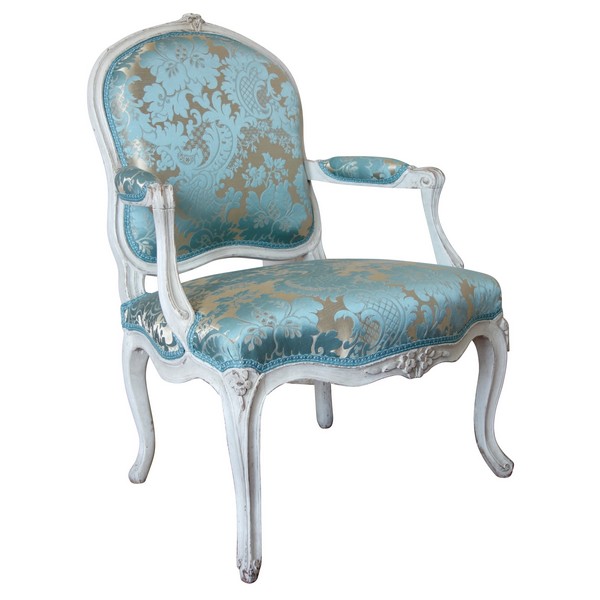 Fauteuil à la Reine d'époque Louis XV, brocatelle de soie bleue