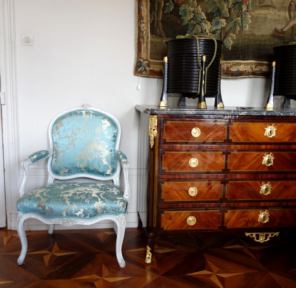 Fauteuil à la Reine d'époque Louis XV, brocatelle de soie bleue