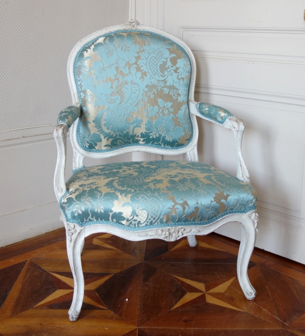 Fauteuil à la Reine d'époque Louis XV, brocatelle de soie bleue