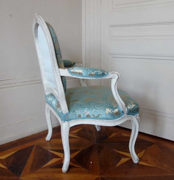 Fauteuil à la Reine d'époque Louis XV, brocatelle de soie bleue