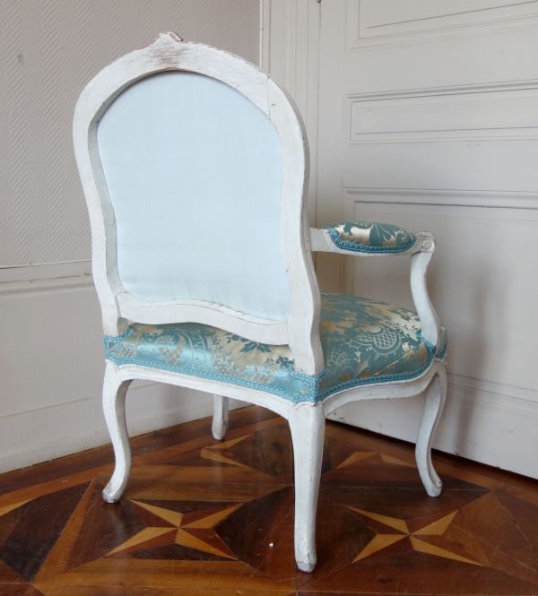Fauteuil à la Reine d'époque Louis XV, brocatelle de soie bleue