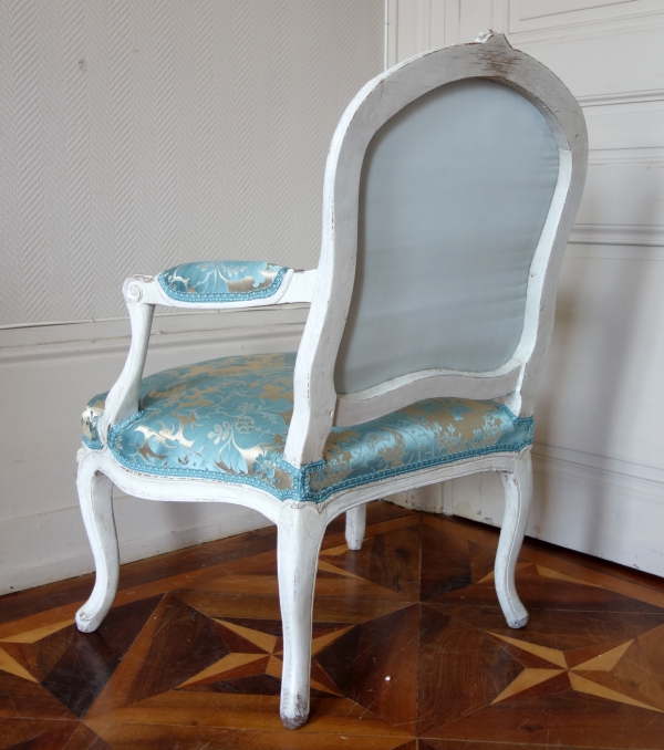 Fauteuil à la Reine d'époque Louis XV, brocatelle de soie bleue