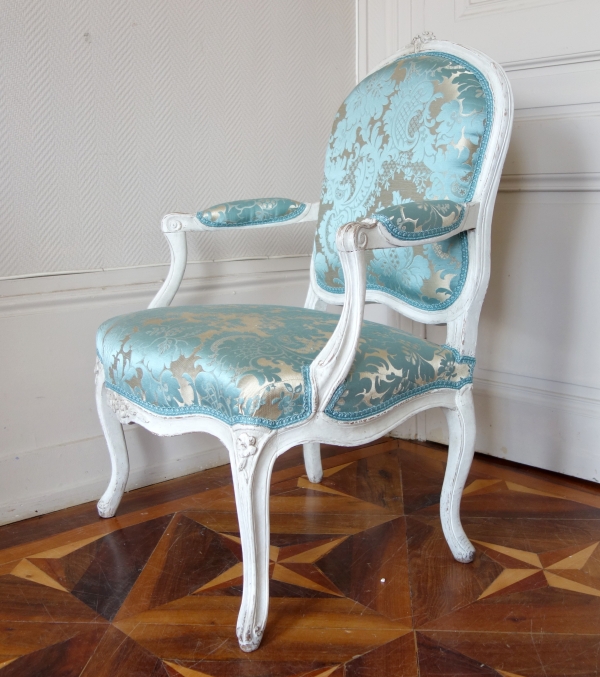 Fauteuil à la Reine d'époque Louis XV, brocatelle de soie bleue
