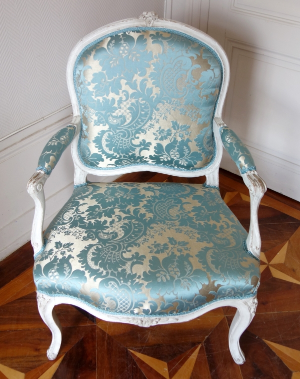 Fauteuil à la Reine d'époque Louis XV, brocatelle de soie bleue