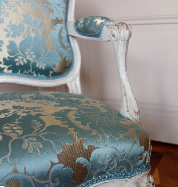 Fauteuil à la Reine d'époque Louis XV, brocatelle de soie bleue