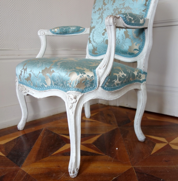 Fauteuil à la Reine d'époque Louis XV, brocatelle de soie bleue