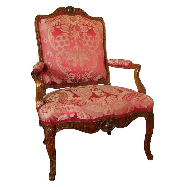 Fauteuil à la Reine richement sculpté d'époque Régence vers 1730, garniture de soie rouge