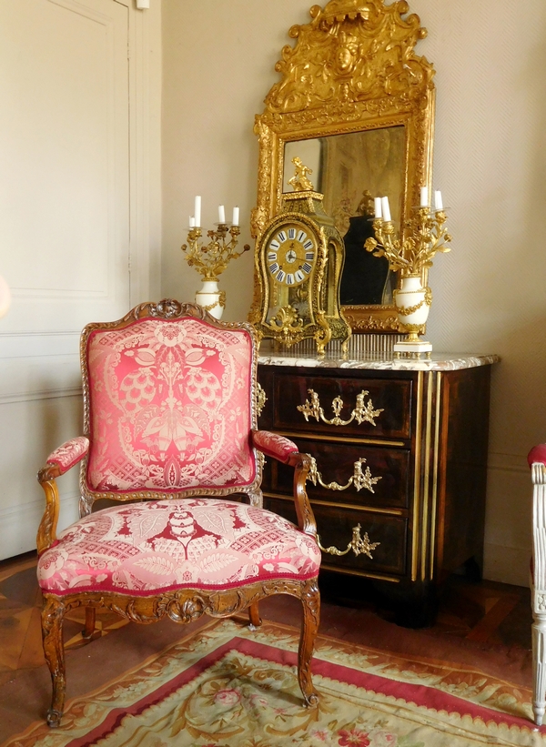 Fauteuil à la Reine richement sculpté d'époque Régence vers 1730, garniture de soie rouge