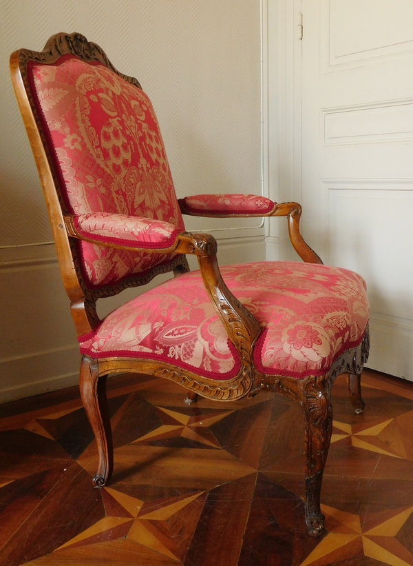 Fauteuil à la Reine richement sculpté d'époque Régence vers 1730, garniture de soie rouge