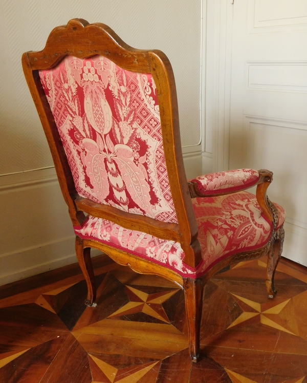 Fauteuil à la Reine richement sculpté d'époque Régence vers 1730, garniture de soie rouge