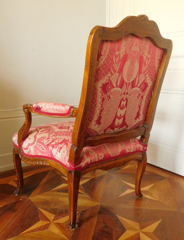 Fauteuil à la Reine richement sculpté d'époque Régence vers 1730, garniture de soie rouge