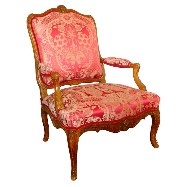 Fauteuil à la Reine richement sculpté d'époque Régence vers 1730, garniture de soie rouge