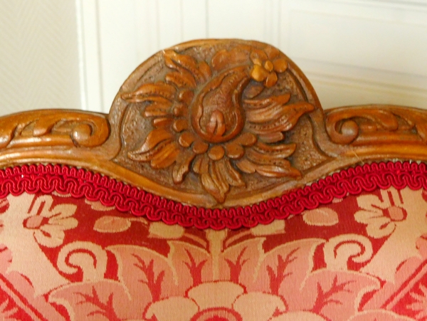 Fauteuil à la Reine richement sculpté d'époque Régence vers 1730, garniture de soie rouge