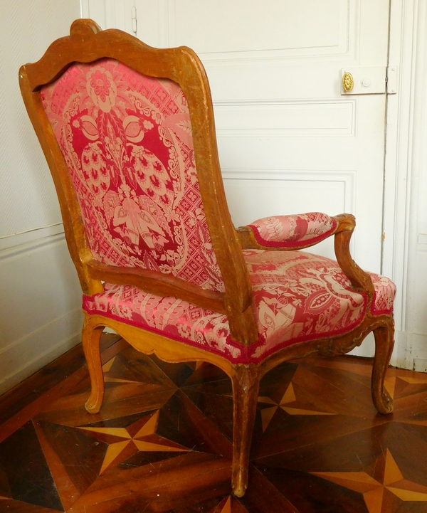 Fauteuil à la Reine richement sculpté d'époque Régence vers 1730, garniture de soie rouge