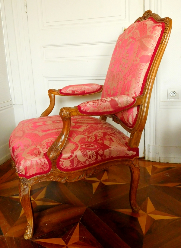 Fauteuil à la Reine richement sculpté d'époque Régence vers 1730, garniture de soie rouge