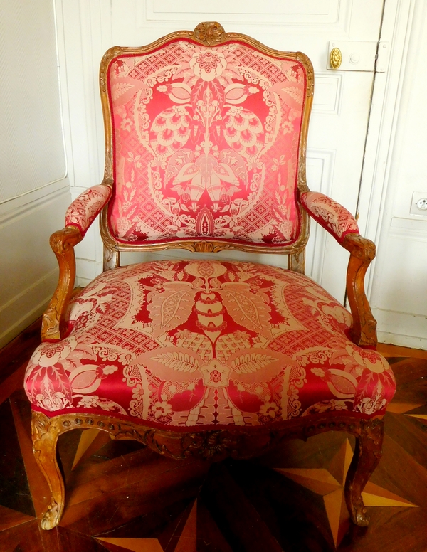 Fauteuil à la Reine richement sculpté d'époque Régence vers 1730, garniture de soie rouge