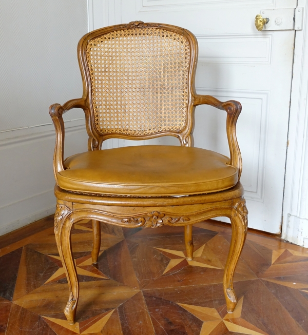 François Reuze : fauteuil de bureau canné d'époque Louis XV, estampillé
