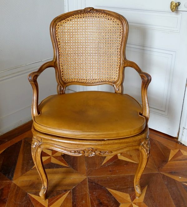 François Reuze : fauteuil de bureau canné d'époque Louis XV, estampillé