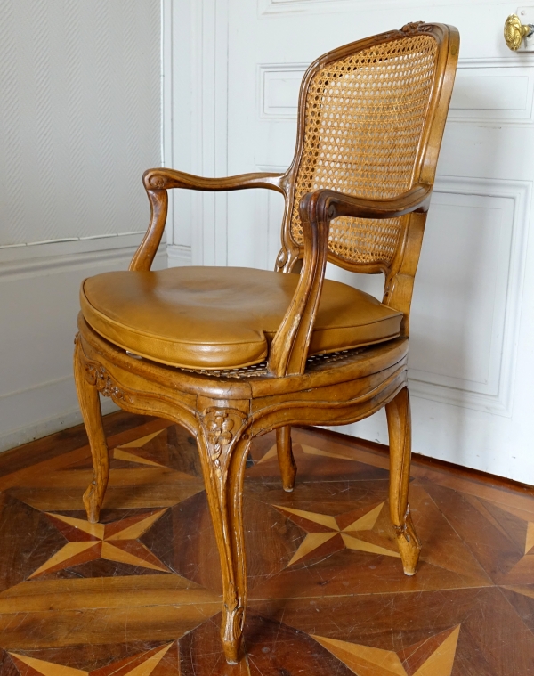 François Reuze : fauteuil de bureau canné d'époque Louis XV, estampillé