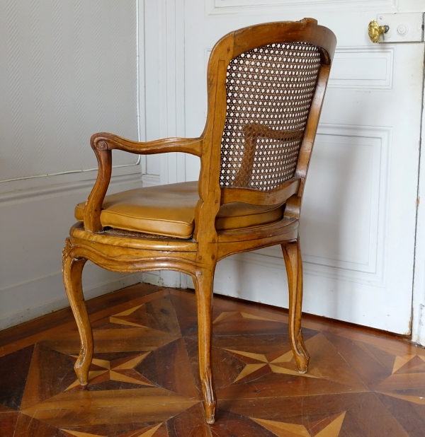 François Reuze : fauteuil de bureau canné d'époque Louis XV, estampillé