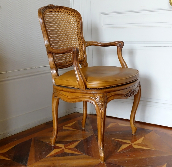 François Reuze : fauteuil de bureau canné d'époque Louis XV, estampillé