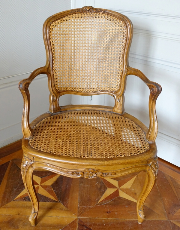 François Reuze : fauteuil de bureau canné d'époque Louis XV, estampillé