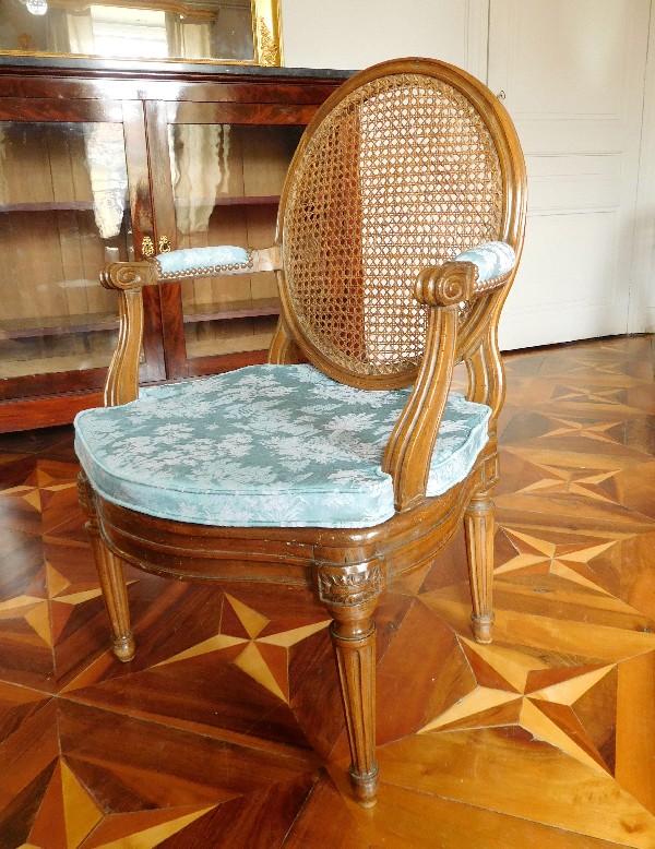 Fauteuil de bureau canné d'époque Louis XVI en noyer