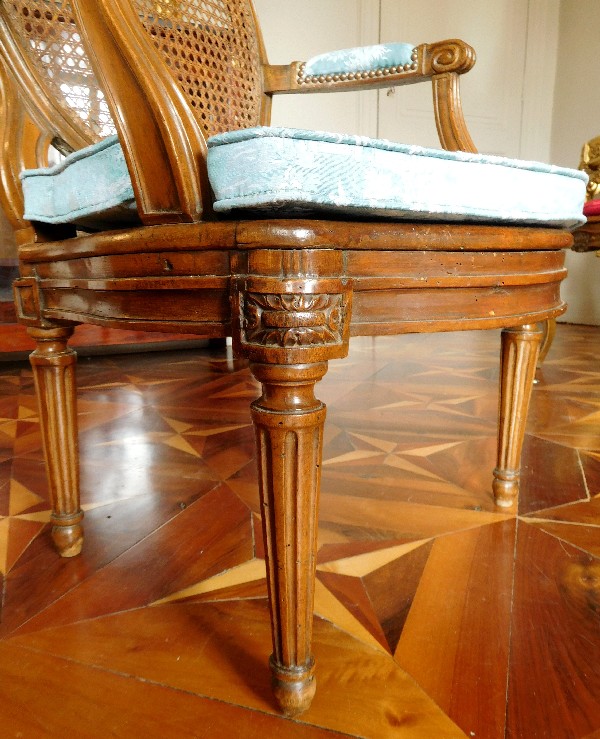 Fauteuil de bureau canné d'époque Louis XVI en noyer