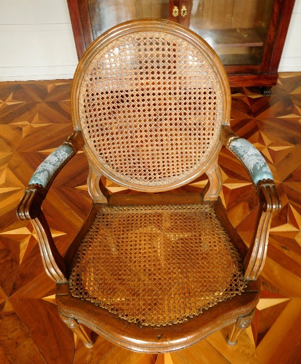 Fauteuil de bureau canné d'époque Louis XVI en noyer